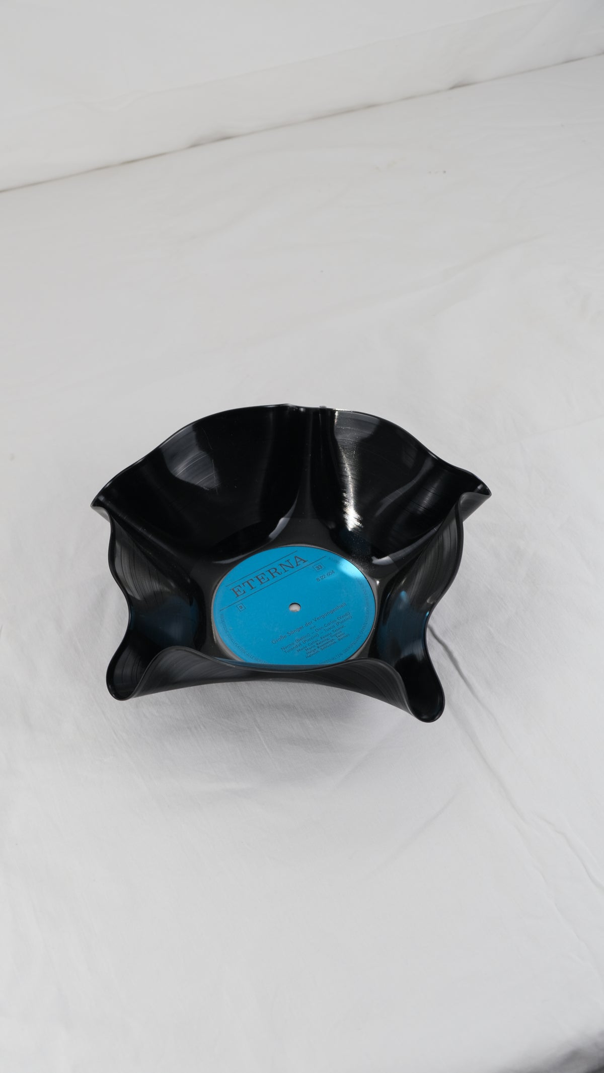 Blauwe Eterna vinyl record bowl | upcycled en handgevormd